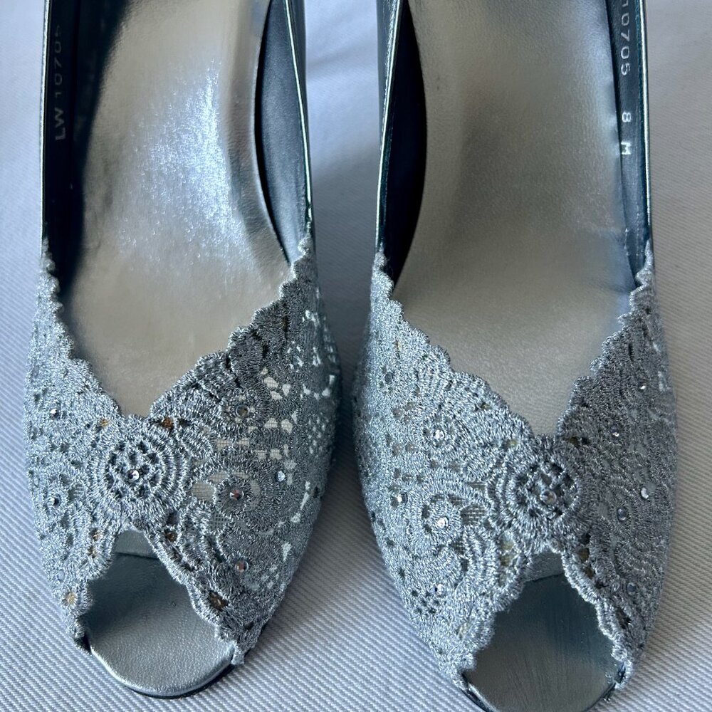 STUART WEITZMAN Silver Heels PEEPTOE PUMPS "CHANTELLE" SWISS LACE Size 8M - Picture 3 of 11